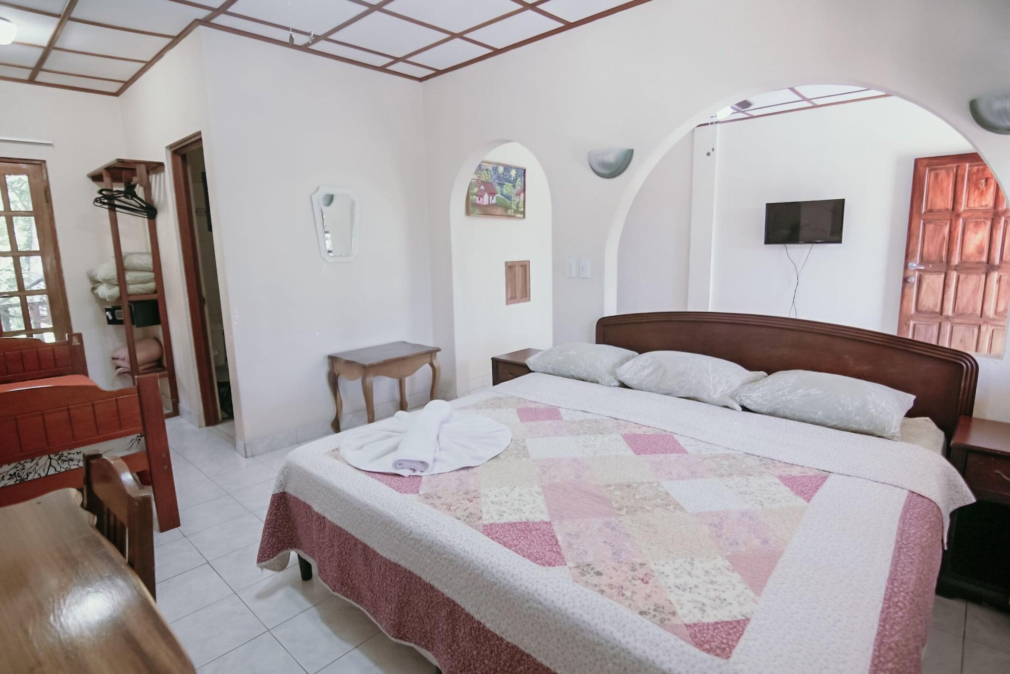 Hotel Tres Banderas Мануэль-Антонио Экстерьер фото