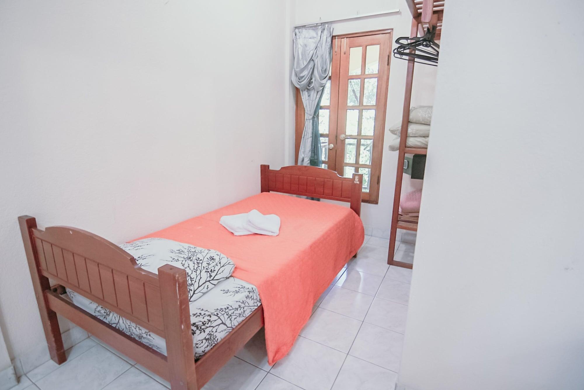 Hotel Tres Banderas Мануэль-Антонио Экстерьер фото