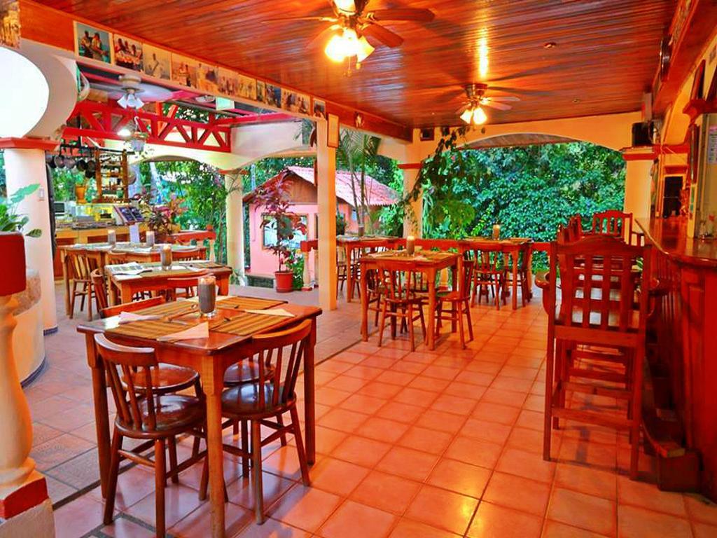 Hotel Tres Banderas Мануэль-Антонио Экстерьер фото